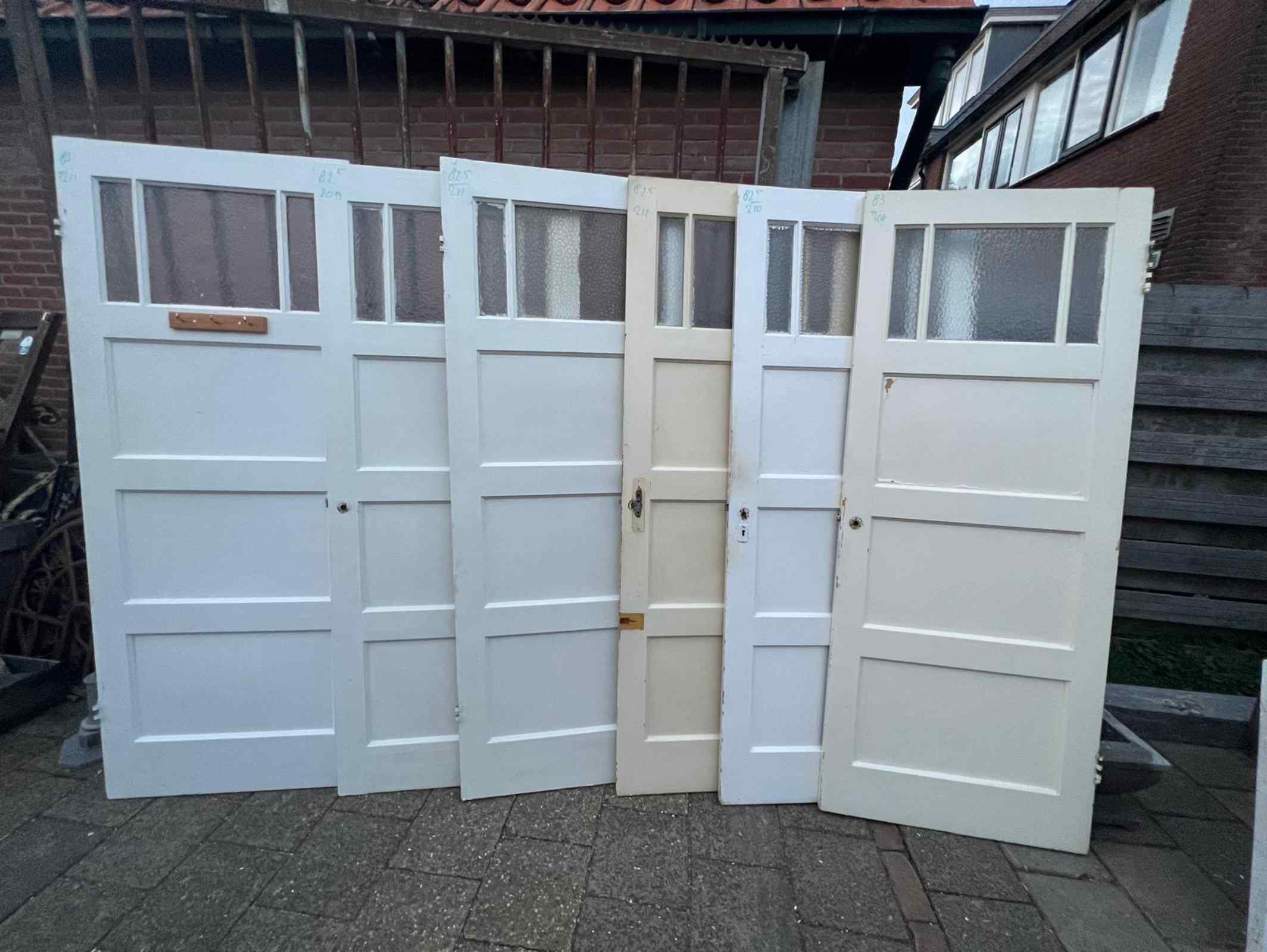 4 vak paneeldeuren met gedeelde ruit — Partij 4 vak paneeldeuren met gedeelde ruit.
