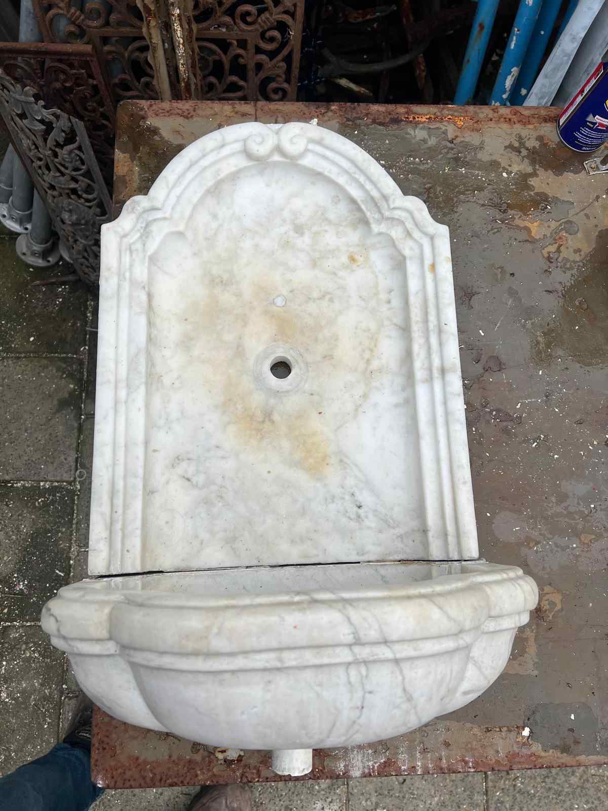 Marmeren fontein — Antieke marmeren fontein.
