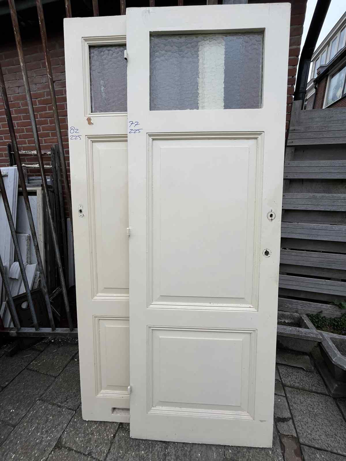 Set van 2 antieke paneeldeuren — Set paneeldeuren, de afmetingen staan op de deuren genoteerd.