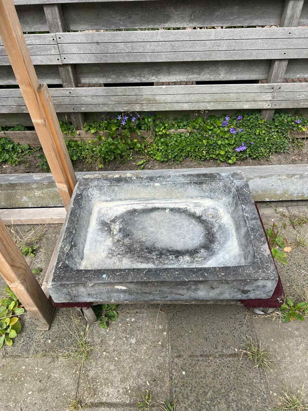 Hardstenen wasbak — Hardstenen wasbak in zeer goede staat.