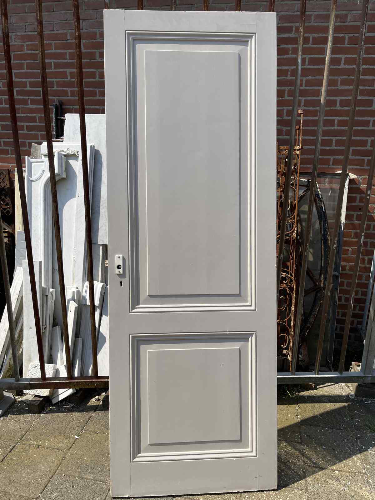 Grenen paneeldeur 2 vakken — Antieke grenen paneeldeur 2 vakken. Ca. 78 cm breed en 219 cm hoog. De deur verkeerd in goede s…