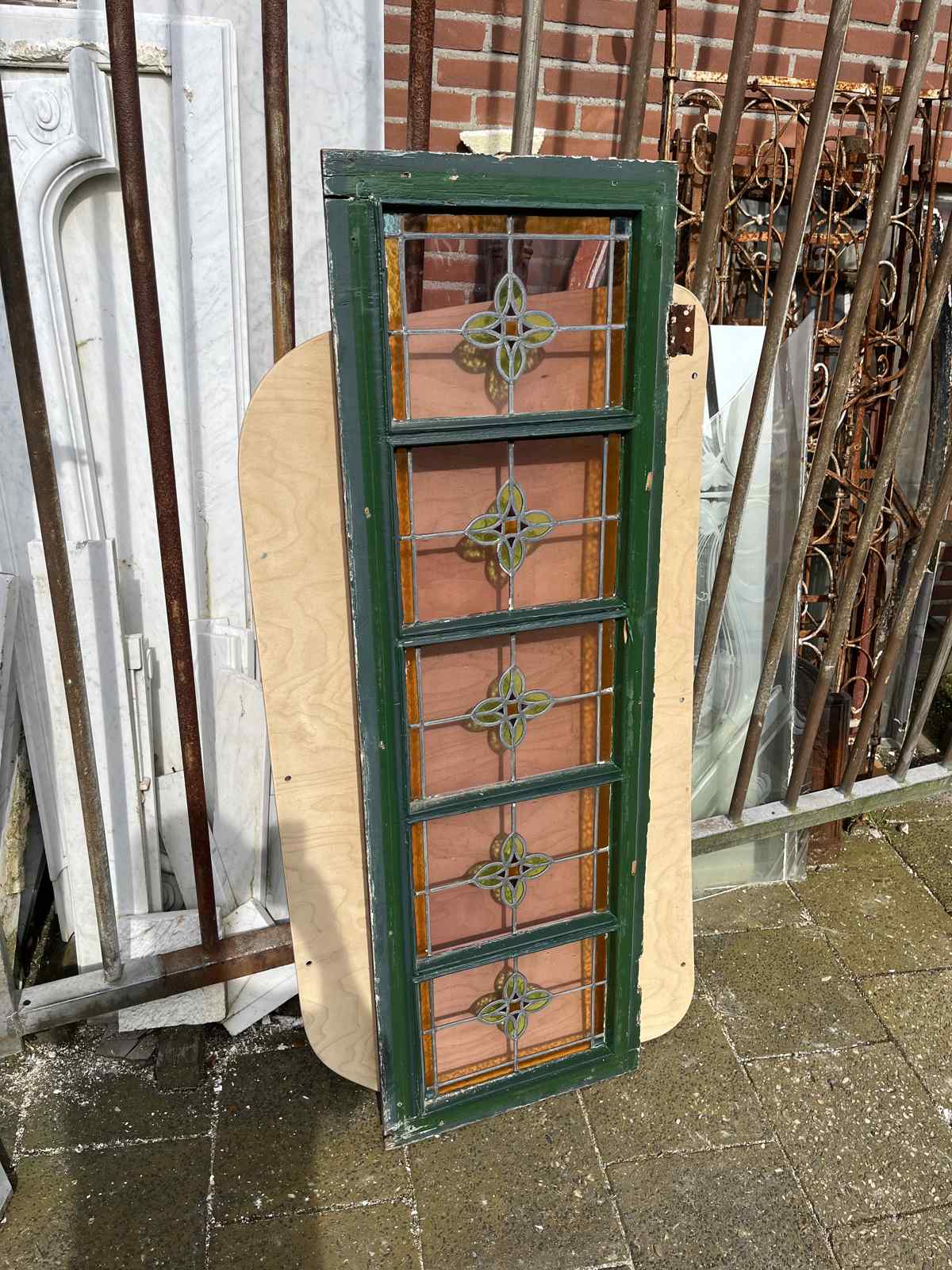 Antiek glas in lood raam met roede verdeling — Antiek glas in lood raam met roede verdeling