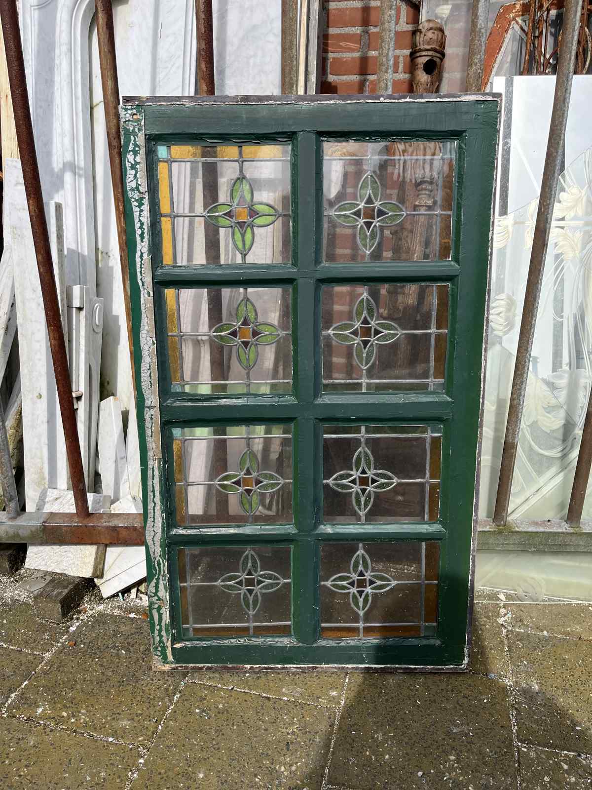 Glas in lood raam — Oud glas in lood raam. Het raam verkeerd in goede staat!