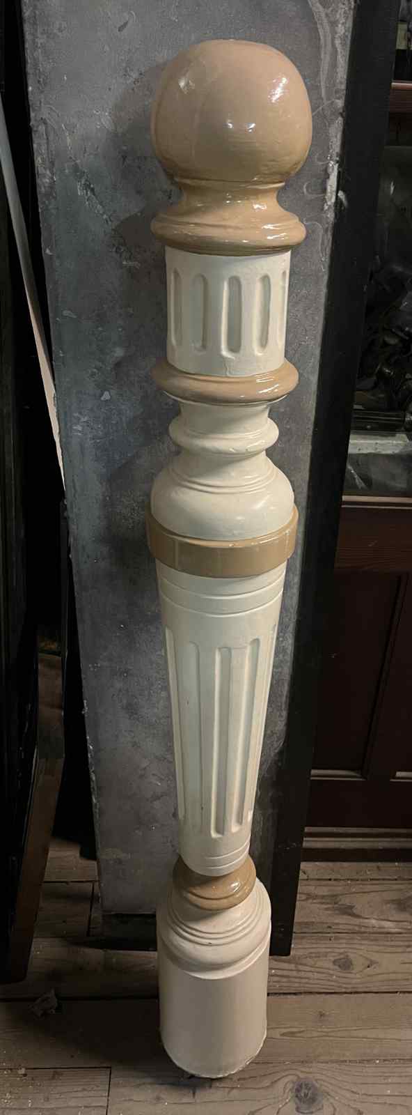 Trappaal — Antieke trappaal. Deze baluster verkeerd in perfecte staat. Neem gerust contact op voor meer informatie.
