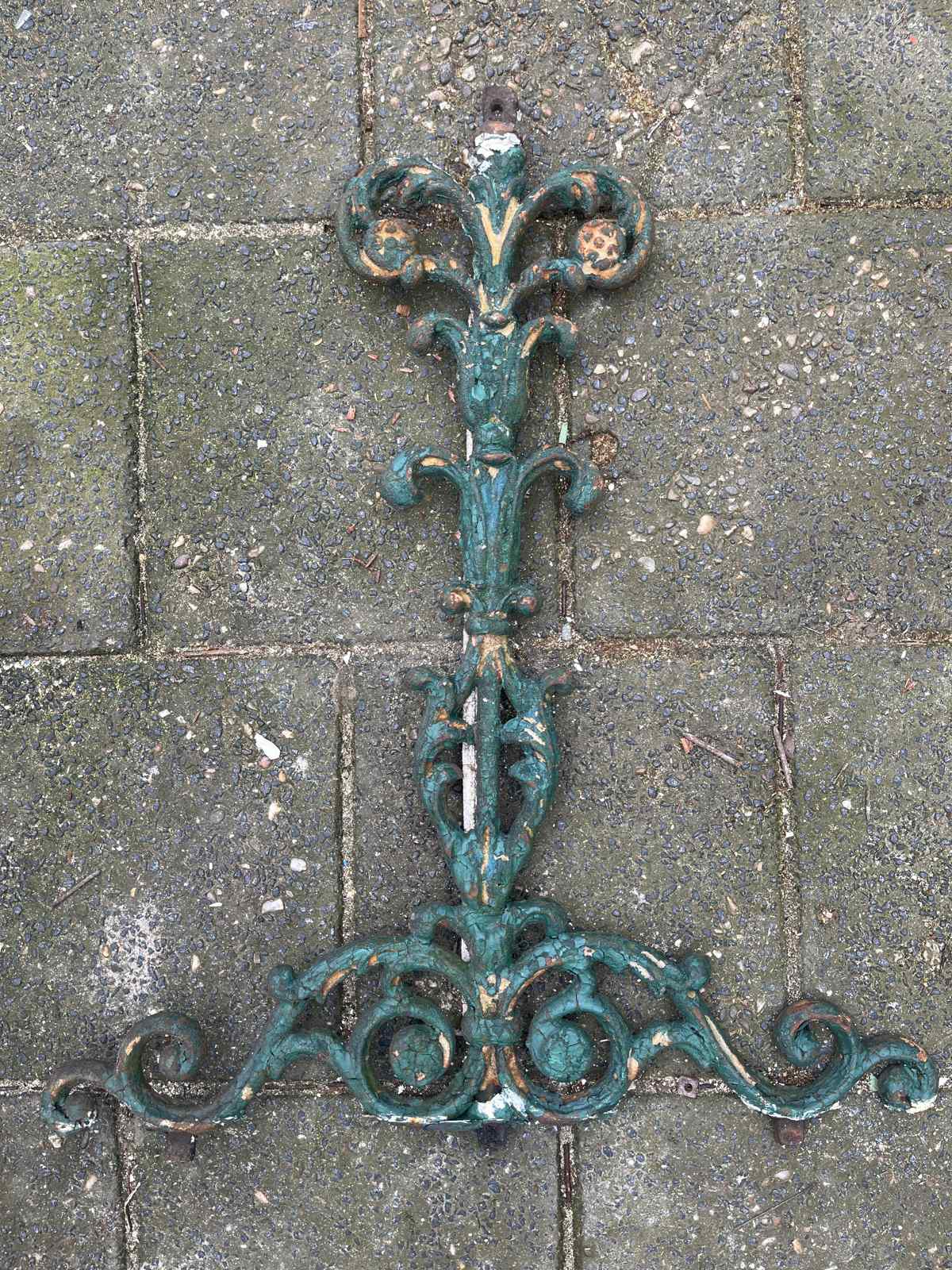 Gietijzeren levensboom — Gietijzeren levensboom. In goede staat.