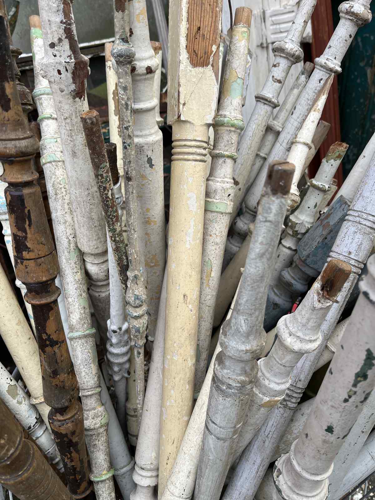 Diversen houten spijlen — Rest partij houten trapspijlen.
