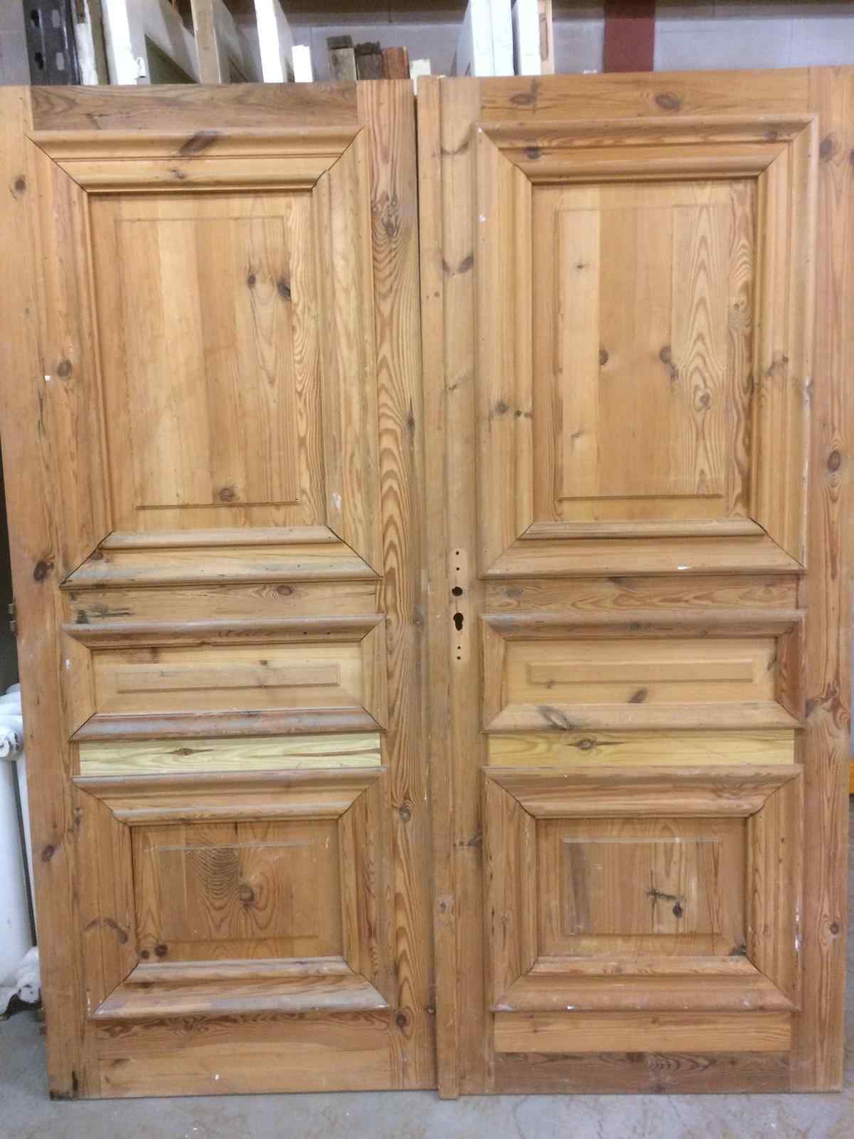 Antieke paneeldeuren met 3 bossing panelen — Antieke paneeldeuren met 3 bossing panelen