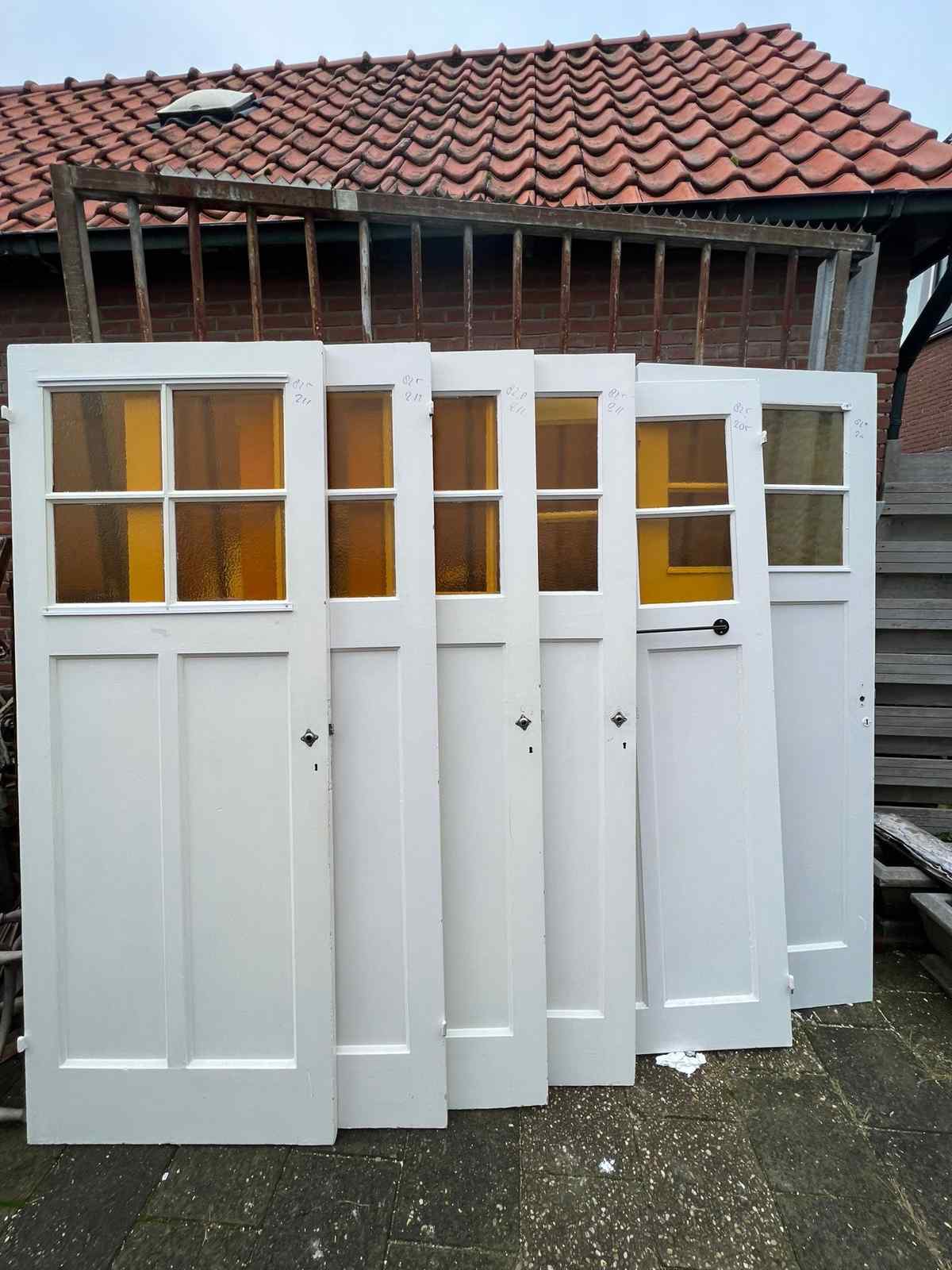 Partij Bruynzeel paneeldeuren met 4 ruitjes en 2 panelen — Partij Bruynzeel paneeldeuren met 4 ruitjes en 2 panelen