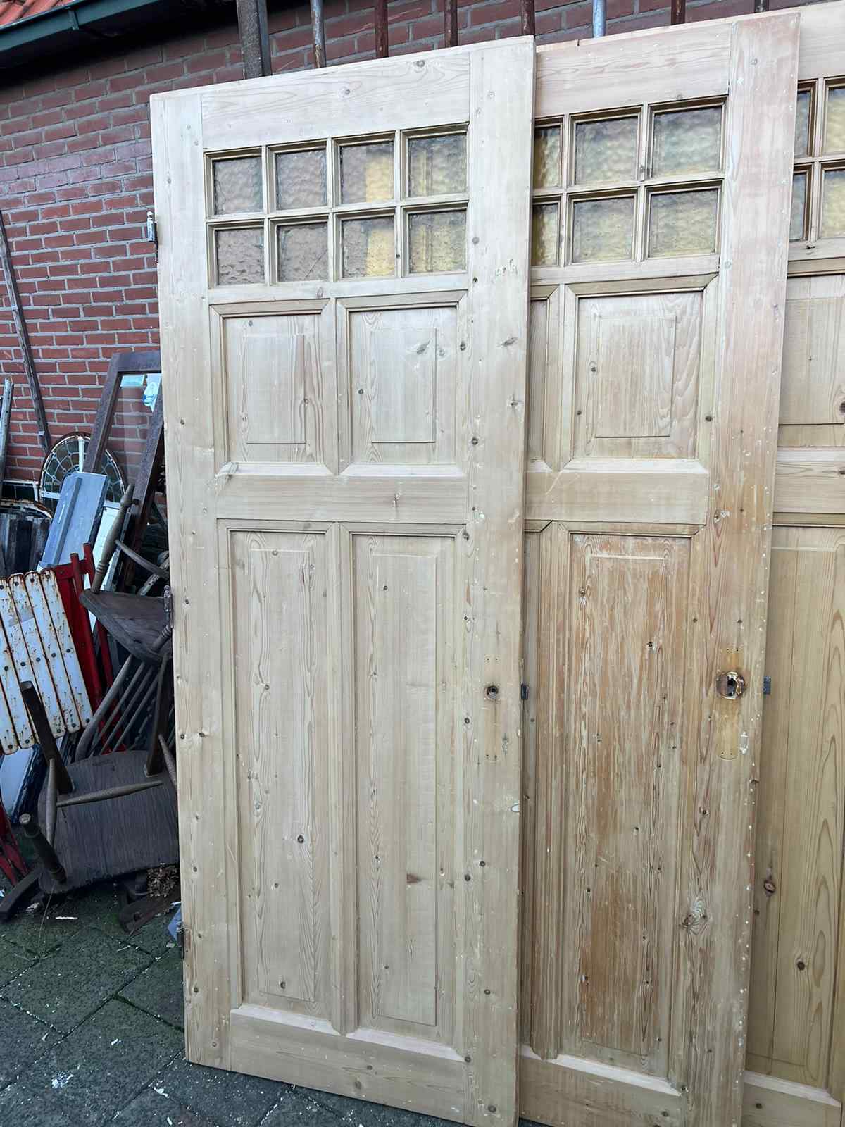 Paneeldeuren met glas — Oude paneeldeuren met glas. De deuren zijn in zeer goede staat.