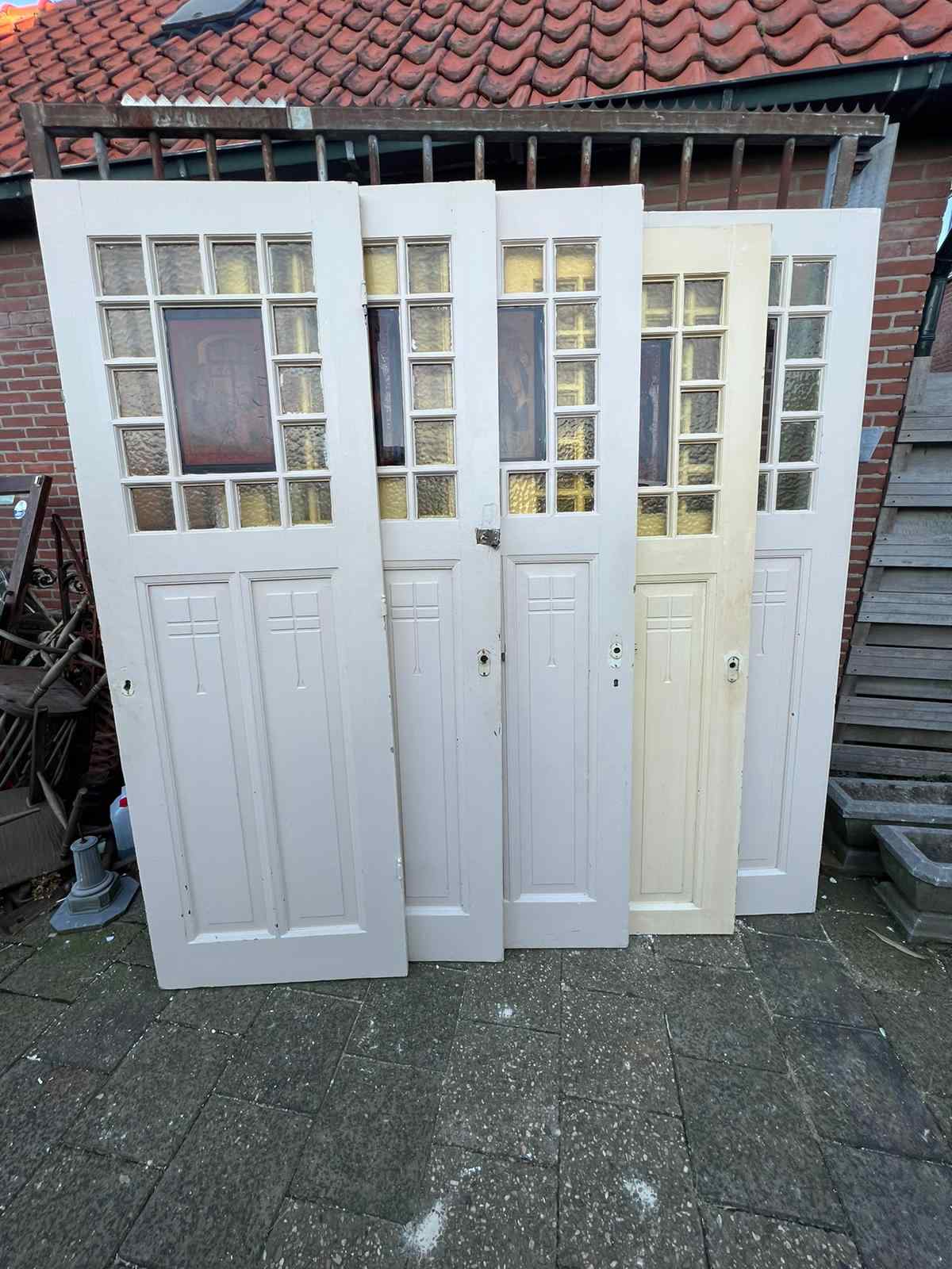 Oude paneeldeuren met verschillende ruitjes — Oude paneeldeuren met verschillende ruitjes. De middelste ruit is beplakt met…