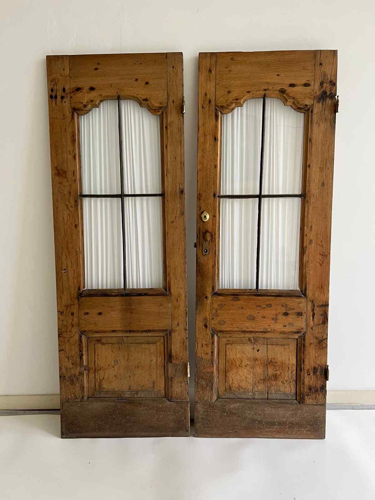 Oude paneeldeuren met glas — Oude paneeldeuren met glas. In goede staat.