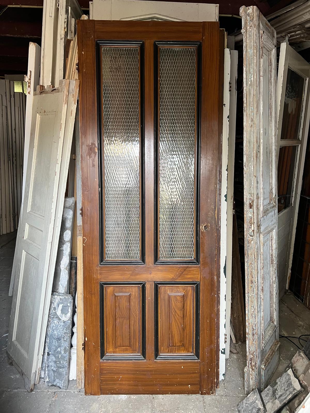 Oude paneeldeur met glas — Oude paneeldeur met glas.