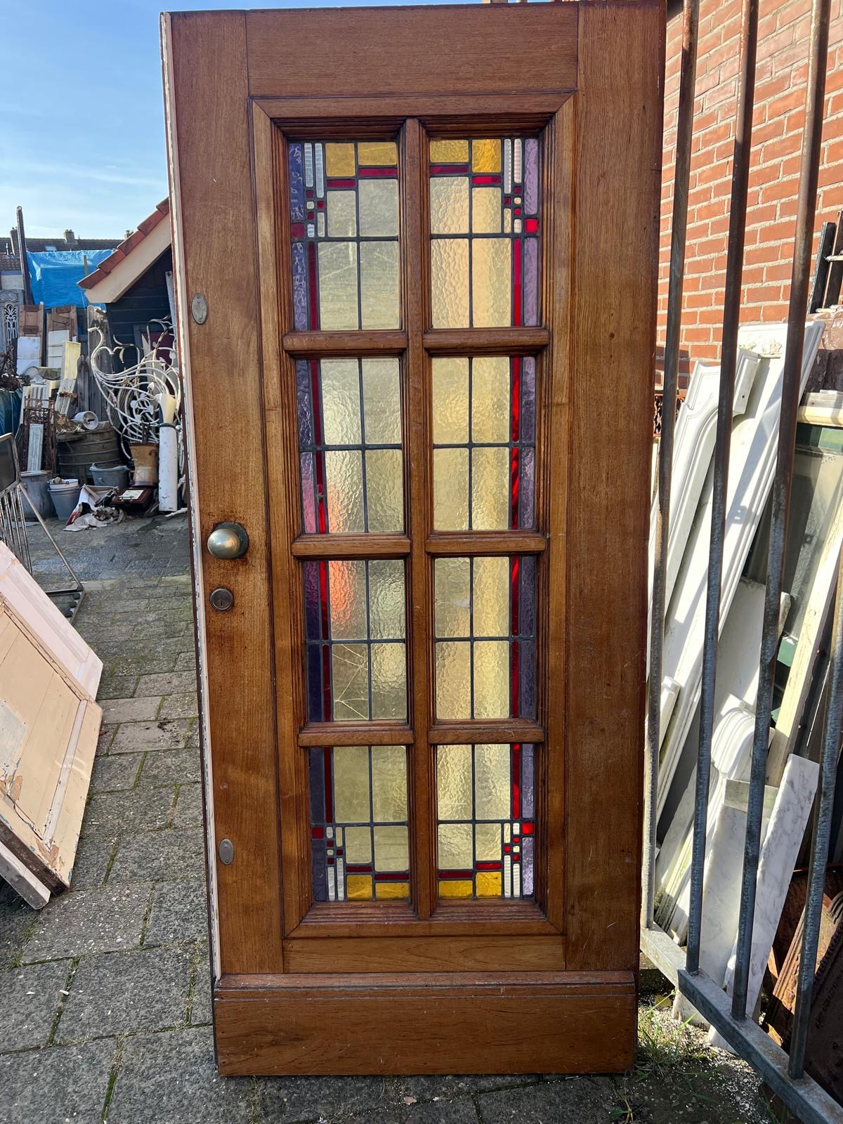 Voordeur glas in lood — Oude voordeur met glas in lood.