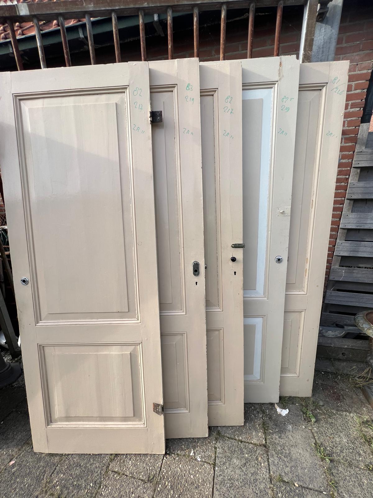Antieke paneeldeuren 2 vakken — Ca 217 cm hoog en 83 cm breed.
