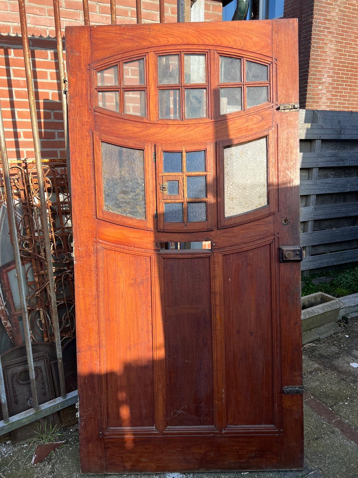 Antieke voordeur — Antieke voordeur met glas, hardhout.